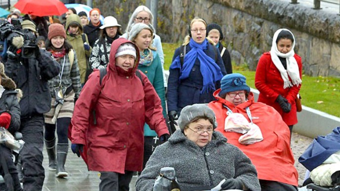 Vammaiset naiset mielenosoituksessa. Kuvituskuva.