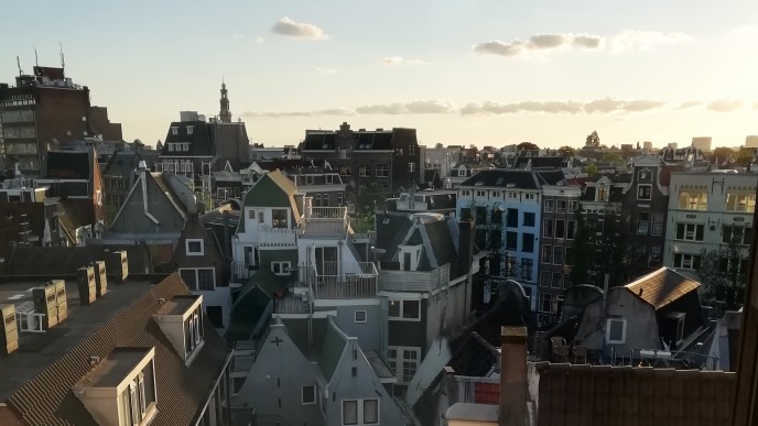 Amsterdamin kattoja ja taivasta
