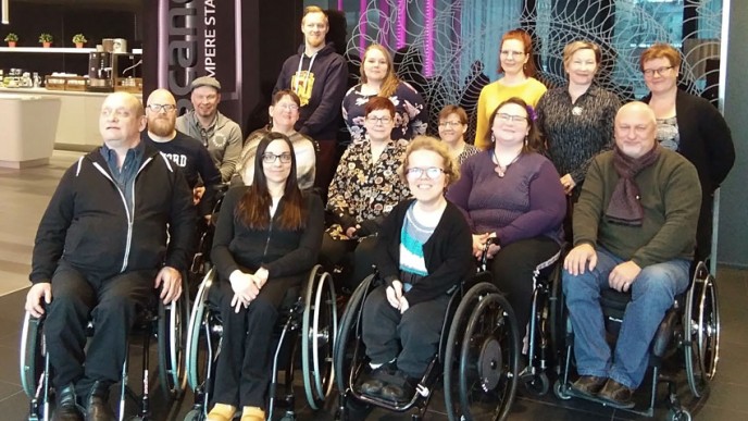 Syksyllä 2019 Invalidiliiton koulutukseen osallistuneet uudet kokemustoimijat poseeraavat yhteiskuvassa.