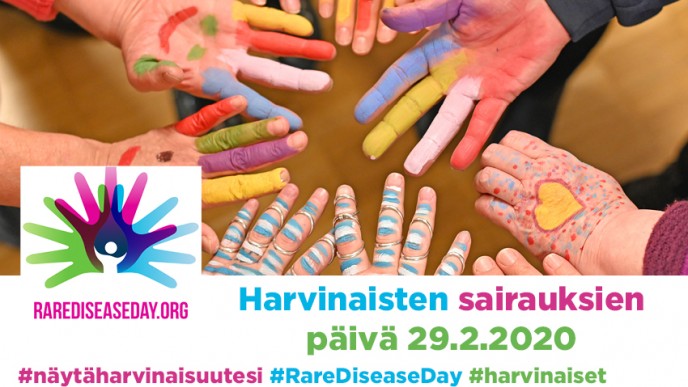 Erivärisiksi maalattuja sormia ja kämmeniä, RAREDISEASEDAY.ORG. Harvinaisten sairauksien päivä 29.2.2020. #näytäharvinaisuutesi #RareDiseaseDay #harvinaiset. Tekstit sinisellä, rosalla ja vihreällä.