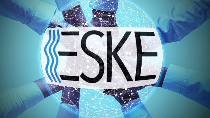 Kädet yhdessä ja päällä ESKEn logo. Kuvituskuva.