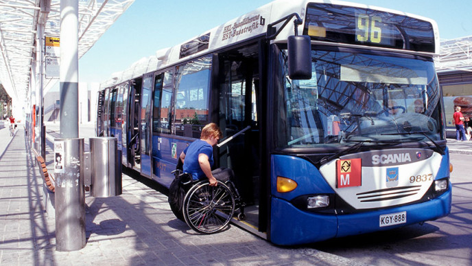 Pyörätuolilla liikkuva henkilö menossa linja-autoon