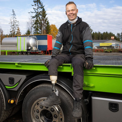 Oma aktiivisuus auttoi kuljetusyrittäjää saamaan kunnollisen proteesin